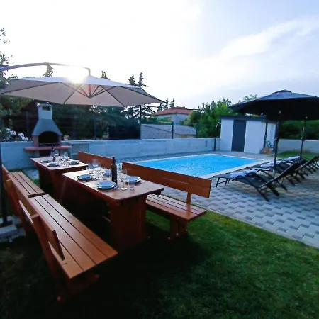 Nikolina - Luxury Modern & Swimming Pool Vila Vodnjan