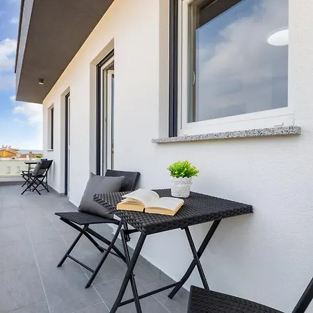Nikolina - Luxury Modern & Swimming Pool Villa